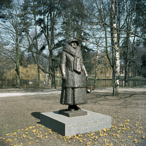 119390 Afbeelding van het beeld van Koningin Wilhelmina in het Wilhelminapark te Utrecht.